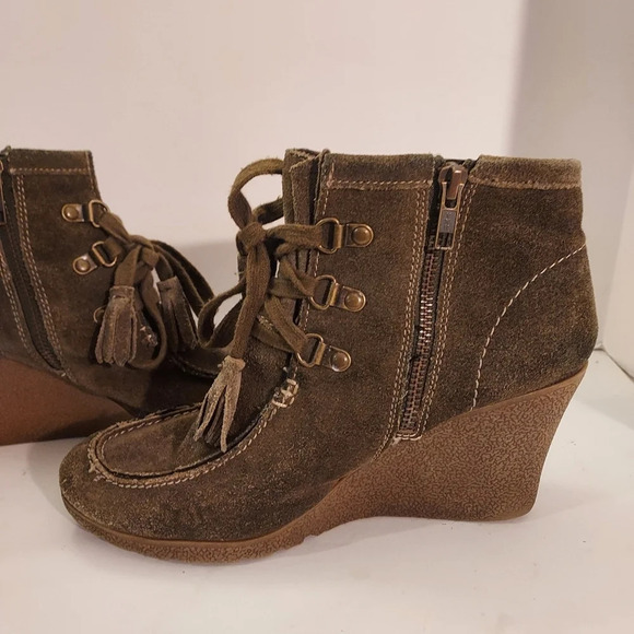 Mia Olive Green Suede Brisk Wedge Booties in Size 8 - Picture 9 of 12